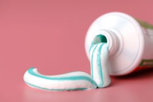 Casi nadie la compra, pero esta pasta dental avalada por Profeco sí protege y cuesta menos de $30