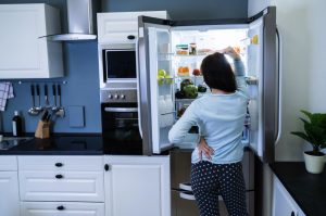 ¿Tu refrigerador tira agua? Estas son las causas y cómo puedes resolverlo