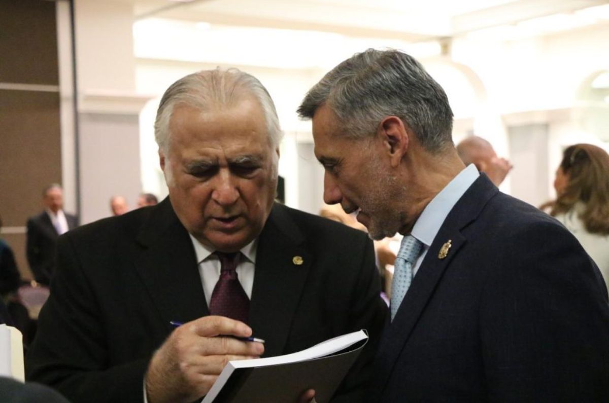 Miguel Torruco documenta casi 100 años de turismo en México en su nuevo libro