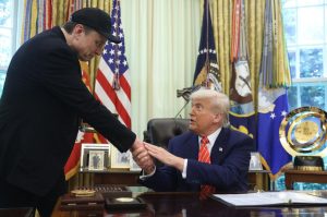 Se vende Tesla: Trump estaría considerando vender el auto que le compró a Elon Musk