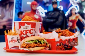 ¿Cuánto cuesta el menú de KFC en el restaurante temático de la Liga de la Justicia?