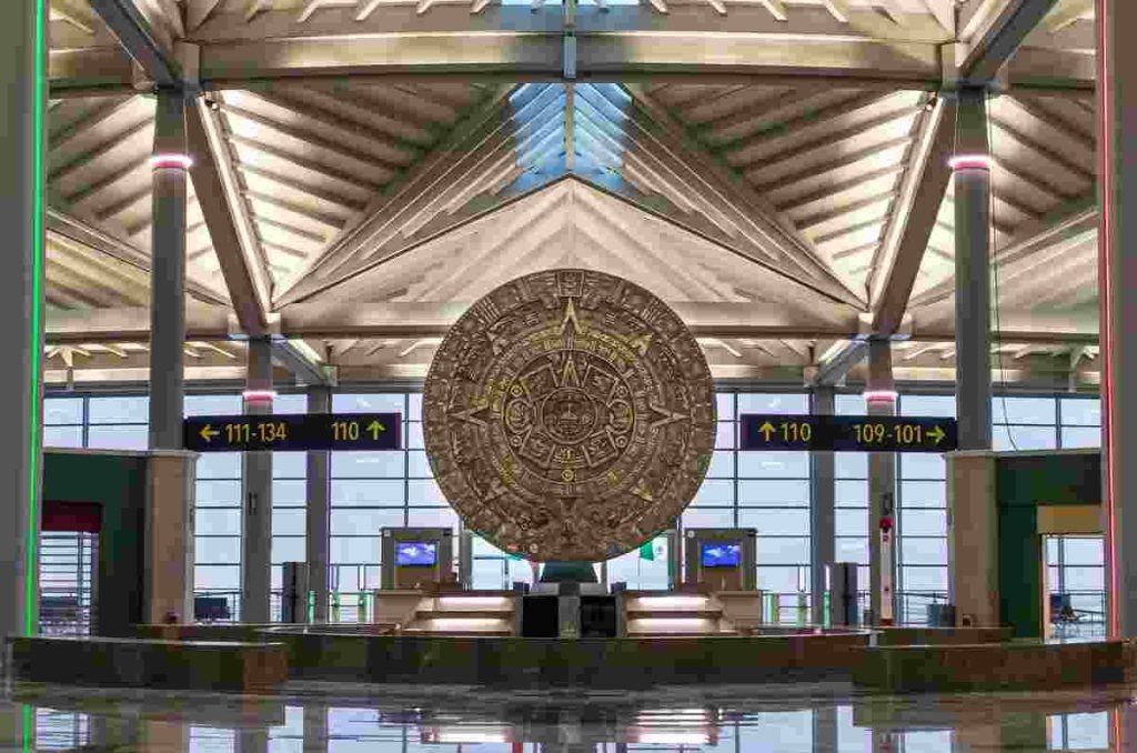 Estados Unidos acusó a México de violar un acuerdo bilateral por mover a las aerolíneas de carga del AICM al AIFA. La presidenta Claudia Sheinbaum respondió que no hay razón para imponer sanciones.