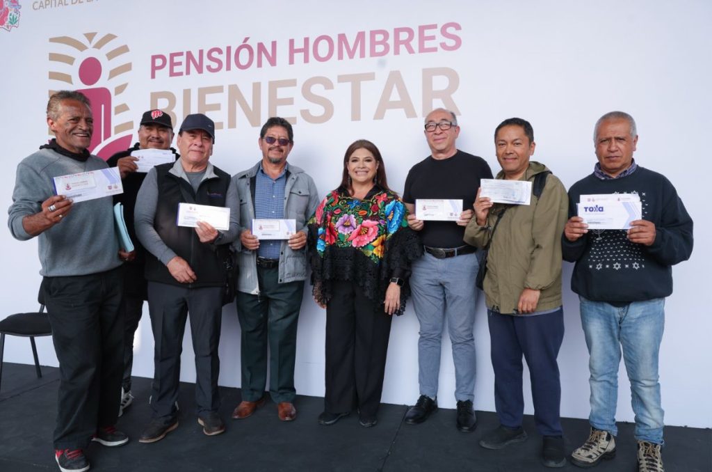 Entrega de tarjetas de la Pension Hombres Bienestar