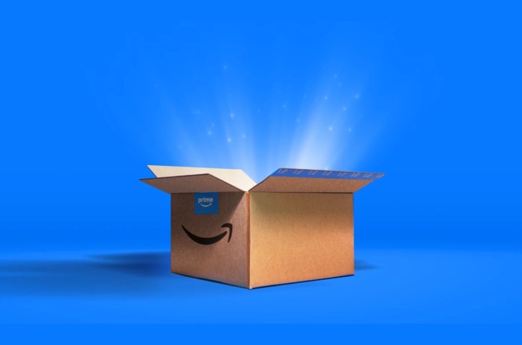 Caja de Amazon para promocionar su suscripción Amazon Prime.