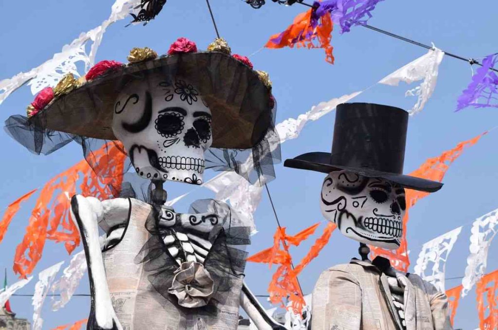 Este 25 de octubre, la CDMX se llenará de calaveras, luces y bicis con el esperado Paseo Nocturno de Día de Muertos. Te contamos todo: ruta, cierres viales y horario para que no te lo pierdas.