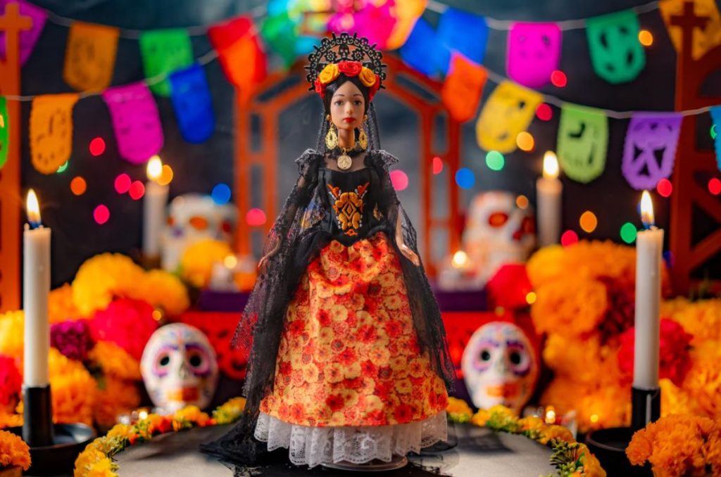 La muñeca de Ángela Aguilar inspirada en el Día de Muertos ha causado furor por su diseño y simbolismo mexicano. Aquí te decimos dónde conseguir la Barbie Ángela Aguilar, cuánto cuesta y por qué se ha vuelto una pieza tan especial.