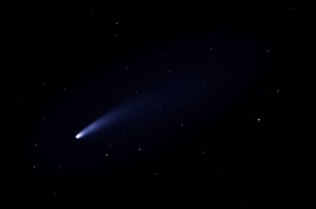 El cometa Lemmon cruzará los cielos mexicanos este octubre, dejando una estampa que no volveremos a ver en más de un milenio. Te decimos cómo, cuándo y dónde observarlo sin necesidad de telescopios.