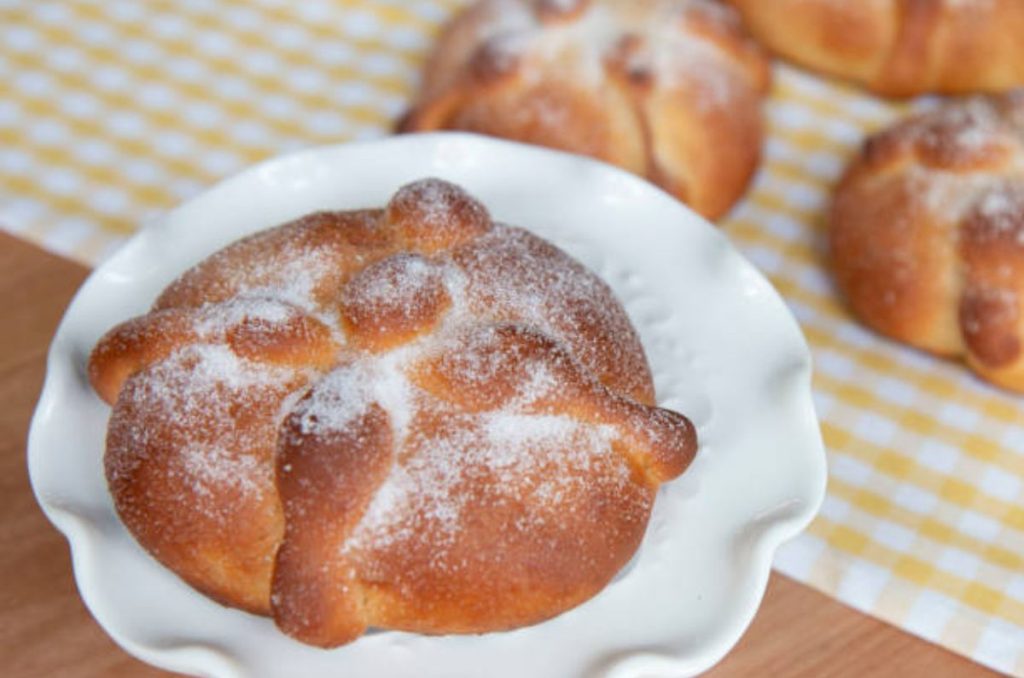 ¿Estás vendiendo pan de muerto por redes sociales este Día de Muertos? Cuidado: si no estás dado de alta en el RFC, el SAT podría sancionarte. Aquí te explicamos por qué y cómo ponerte al día para evitar multas.