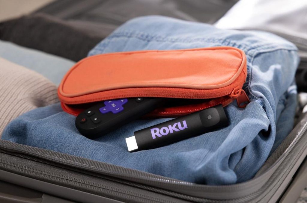 Reproductor Roku Streaming Stick en una maleta de viaje.