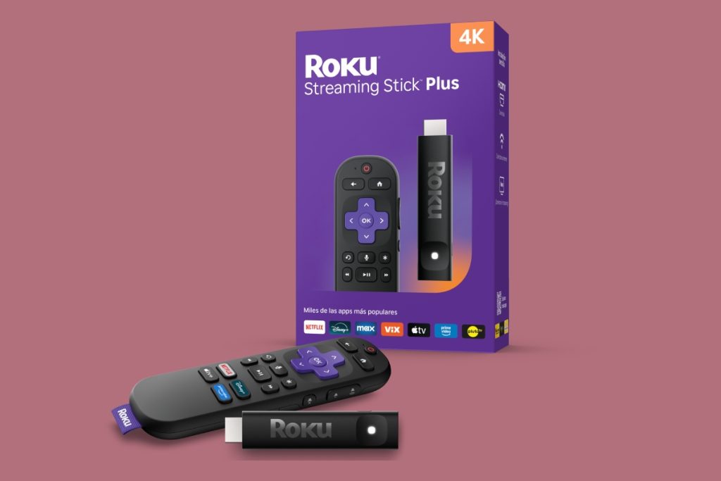 Roku Streaming Stick Plus sobre un fondo rosa.
