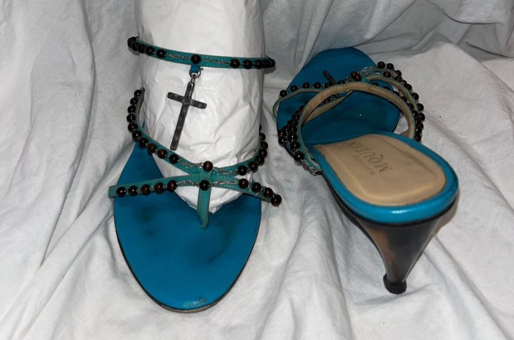 Berghain no es solo una canción. Es una declaración de estilo, una exploración visual, un mensaje envuelto en simbolismo. Y como buena narradora visual, Rosalía sabe que cada detalle importa —incluidos unos tacones con forma de oración.