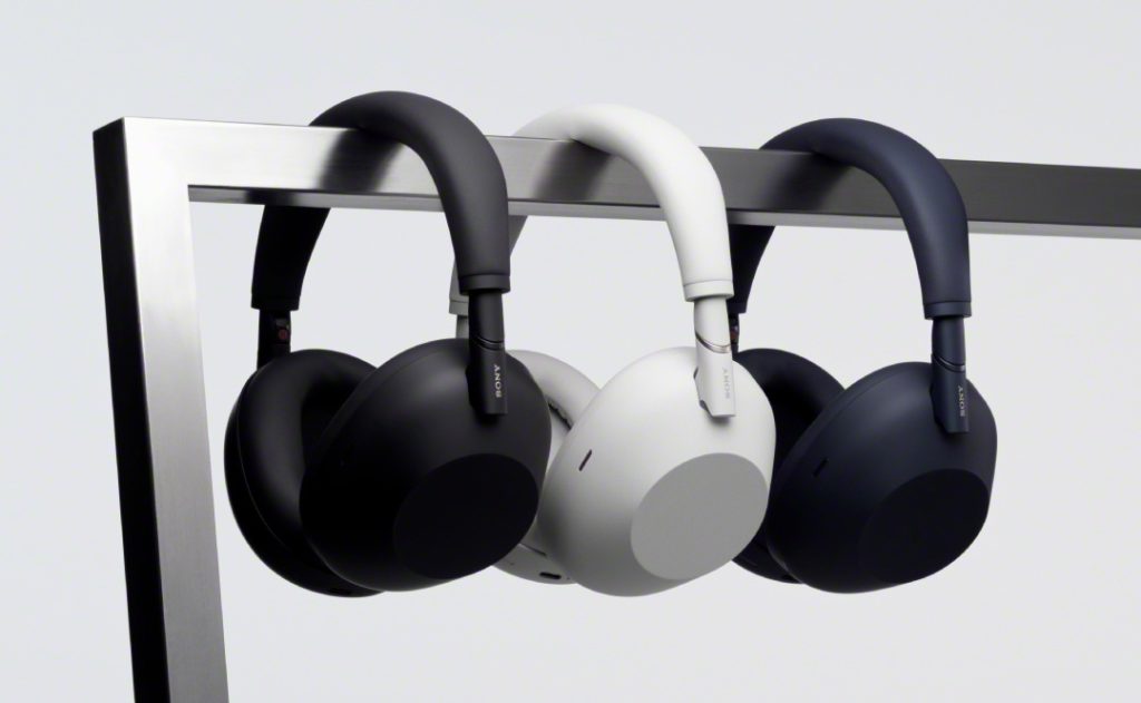 Audífonos de gama alta Sony WH-1000XM6 sobre un fondo gris.