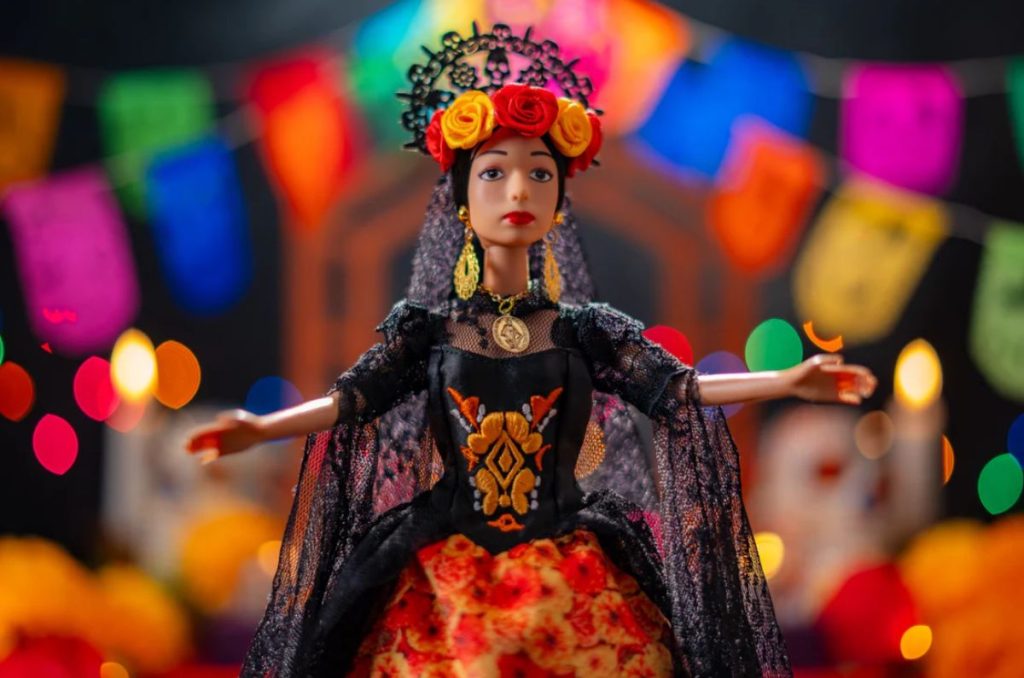 La muñeca de Ángela Aguilar inspirada en el Día de Muertos ha causado furor por su diseño y simbolismo mexicano. Aquí te decimos dónde conseguir la Barbie Ángela Aguilar, cuánto cuesta y por qué se ha vuelto una pieza tan especial.