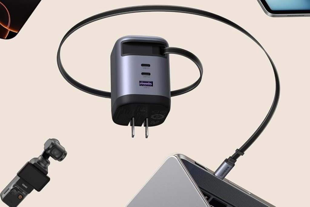 Cargador GAN con cable retráctil USB-C de UGREEN sobre un fondo crema.