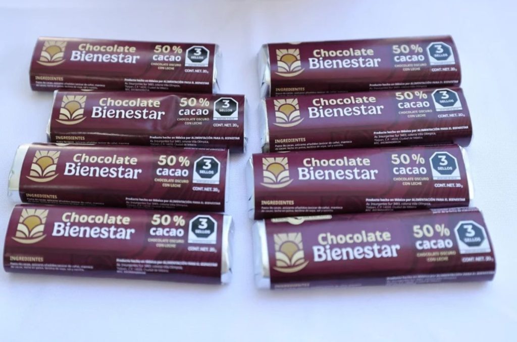 Tanto el chocolate del Bienestar como la Coca-Cola tienen advertencias. Pero ¿cuál es más dañino para la salud? Te lo explicamos sin rodeos, con datos, contexto y una comparación directa.