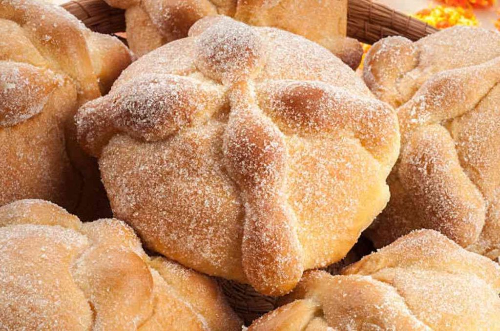 ¿Estás vendiendo pan de muerto por redes sociales este Día de Muertos? Cuidado: si no estás dado de alta en el RFC, el SAT podría sancionarte. Aquí te explicamos por qué y cómo ponerte al día para evitar multas.