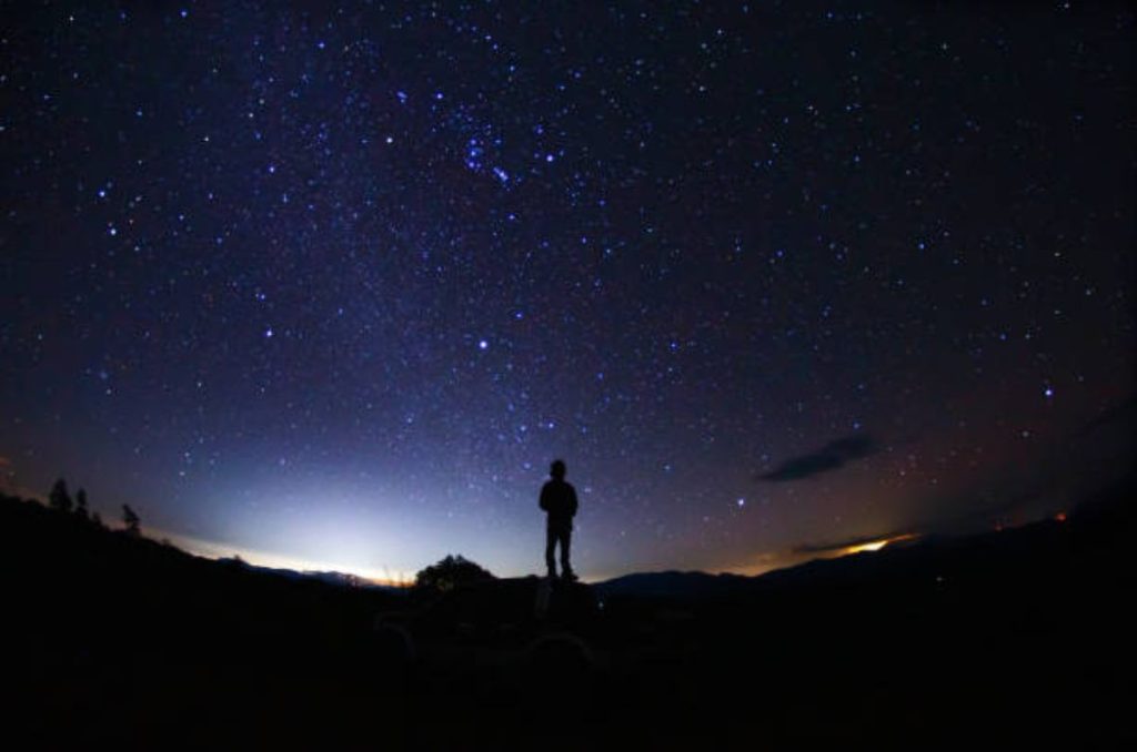 Sí, si buscas un regalo distinto, emocional y que deje huella. Puedes regalar una estrella a tu pareja, tu mamá, tu mejor amiga o incluso en memoria de alguien que ya no está.
