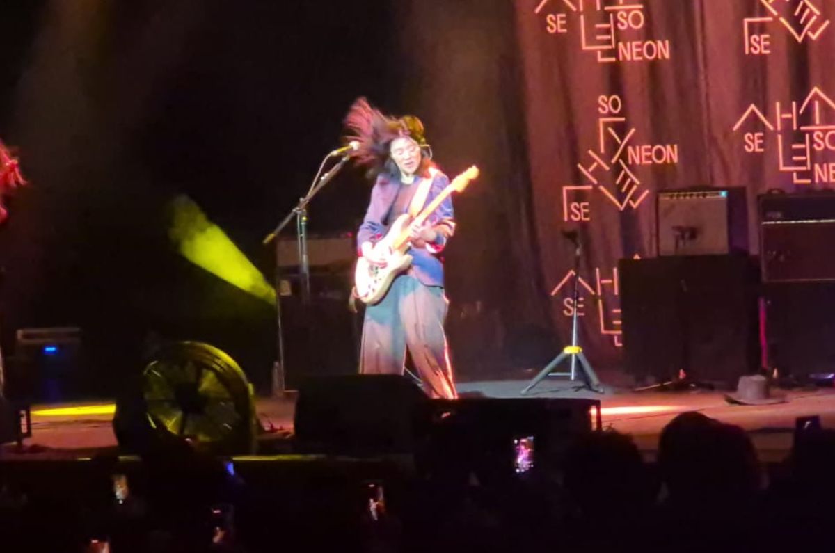 Del soul al rock alternativo: SE SO NEON deslumbró en el Metropólitan con su vibra única