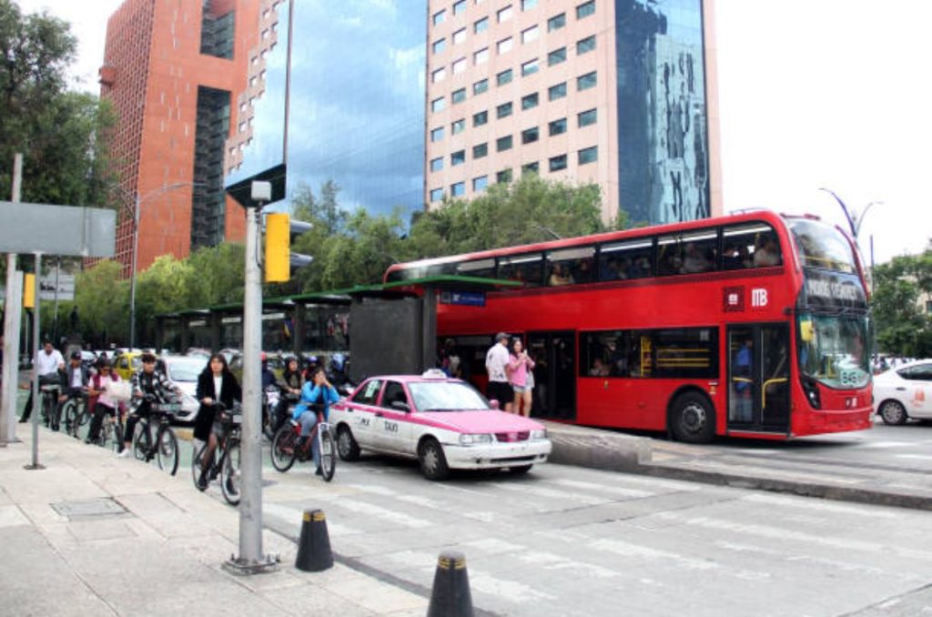 Aunque la tarifa del transporte público en el Edomex aumentó, hay grupos que seguirán pagando menos o incluso nada. Aquí te contamos quiénes son, qué documentos necesitas y cómo aprovechar este derecho.