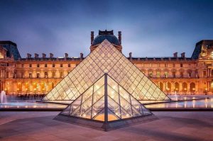 El Museo del Louvre permanece cerrado este lunes tras el robo de las joyas