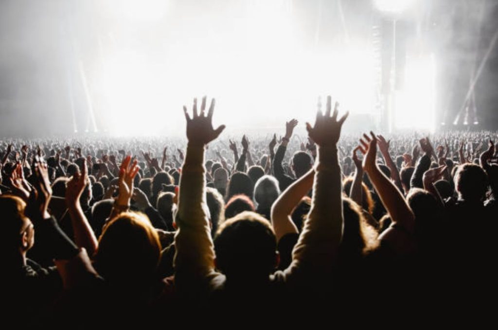 Muchos recintos de la CDMX y del país ya no permiten el ingreso con paraguas a conciertos y eventos masivos. Aquí te contamos por qué, qué lugares lo prohíben y cómo protegerte de la lluvia sin que te nieguen la entrada.