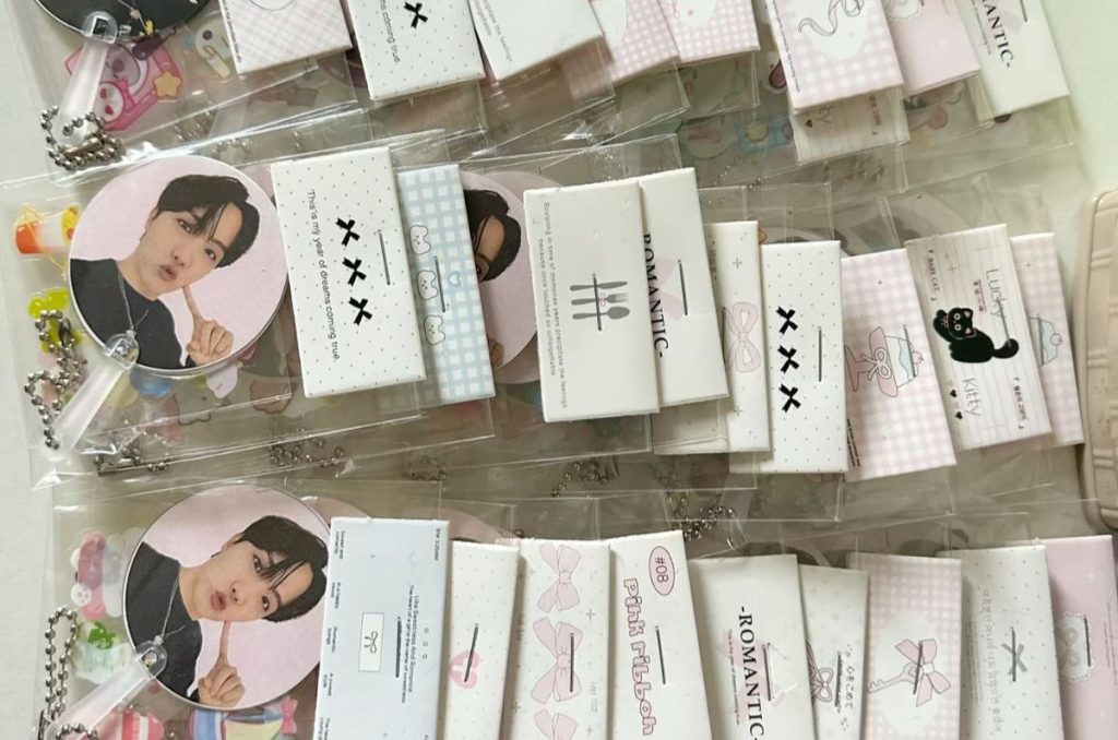 Fans de K-pop reportan que ya no se pueden ingresar ciertos freebies al Palacio de los Deportes. Aquí te contamos cuáles están prohibidos y cómo evitar que te los retiren.