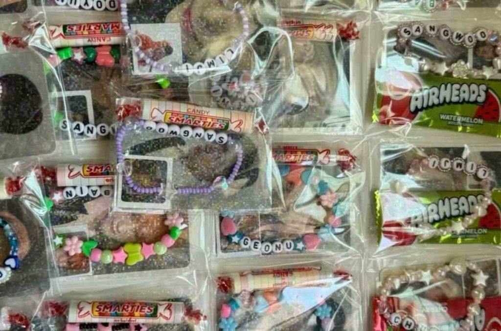 Fans de K-pop reportan que ya no se pueden ingresar ciertos freebies al Palacio de los Deportes. Aquí te contamos cuáles están prohibidos y cómo evitar que te los retiren.