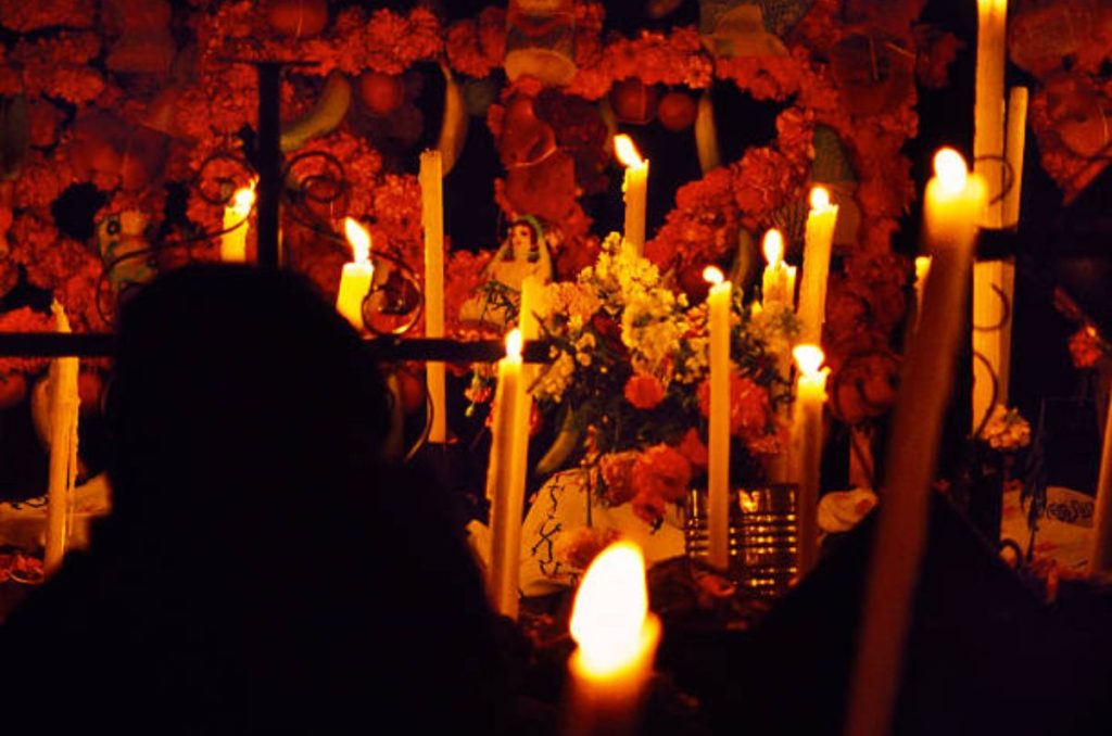 Viajar a Mixquic o Janitzio en Día de Muertos puede ir desde unos cientos hasta más de mil pesos, según transporte, tour y hospedaje. Te damos ejemplos reales y tips para ahorrar.