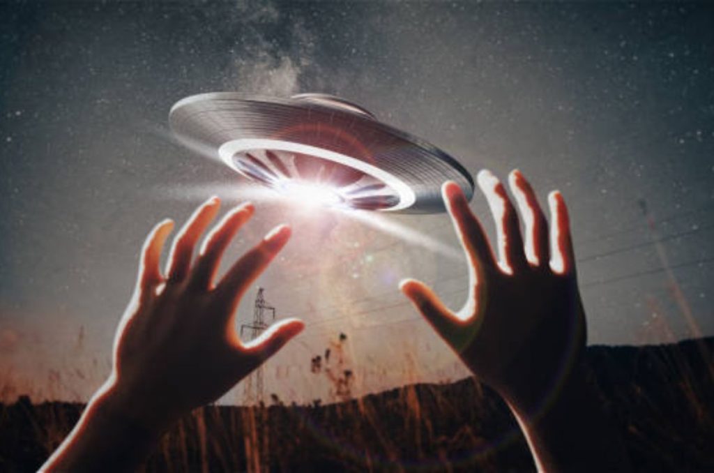 Aunque suene a película de ciencia ficción, la ley mexicana sí contempla escenarios extremos como una invasión extraterrestre. Desde suspender derechos hasta actuar con el Ejército, esto es lo que pasaría legalmente si México tuviera contacto con ovnis.