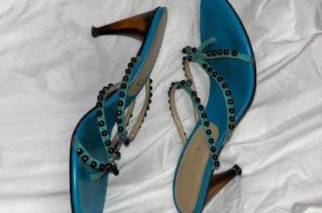 Berghain no es solo una canción. Es una declaración de estilo, una exploración visual, un mensaje envuelto en simbolismo. Y como buena narradora visual, Rosalía sabe que cada detalle importa —incluidos unos tacones con forma de oración.