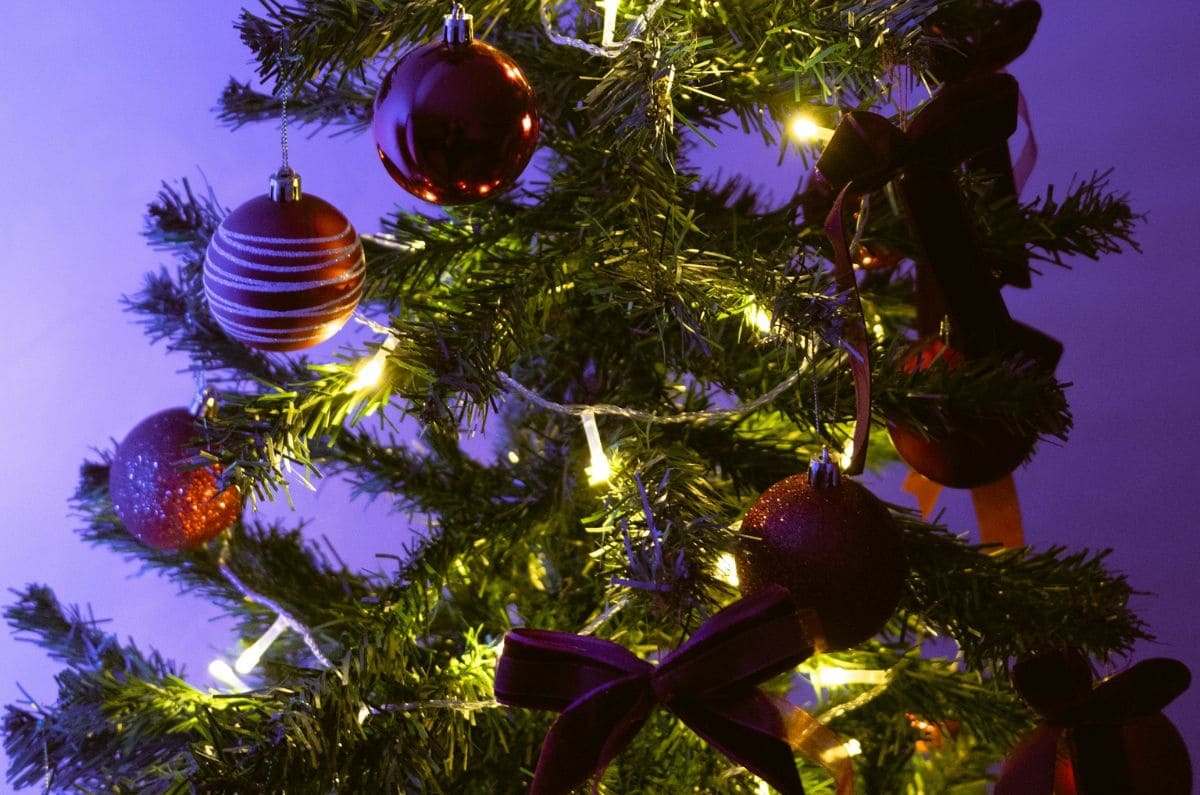 Árbol de Navidad burdeos: La tendencia que romperá la Navidad este 2025