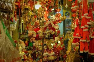 ¿Vas a comprar en un bazar navideño? Así puedes evitar fraudes y productos pirata