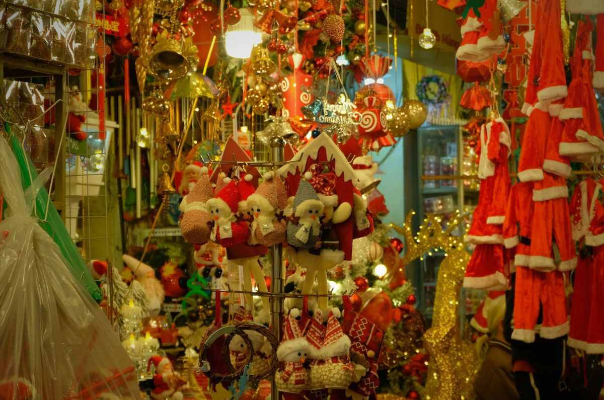 ¿Vas a comprar en un bazar navideño? Así puedes evitar fraudes y productos pirata