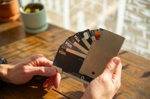 ¿Cuántas tarjetas de crédito se pueden tener al mismo tiempo? Este es el límite a considerar