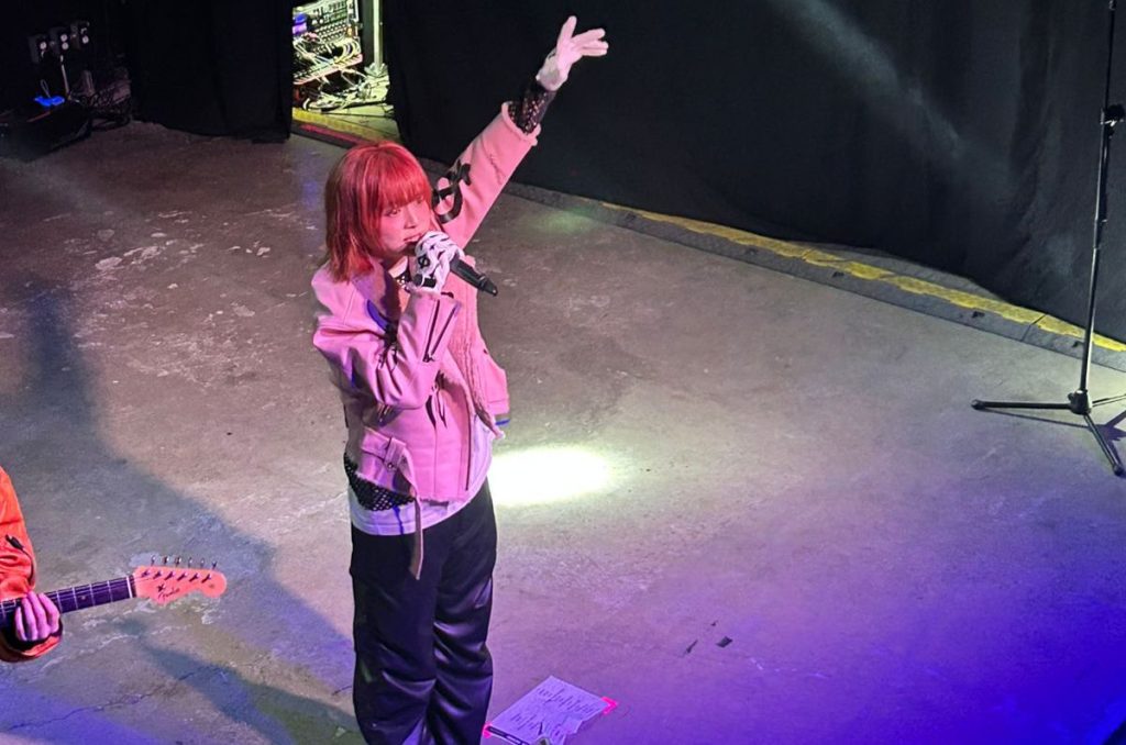 Zior Park ofreció dos conciertos inolvidables en CDMX como parte de su gira "A BLOODSUCKER", combinando estética vampírica, narrativa musical y una conexión profunda con sus fans mexicanos. El evento, realizado en el Foro La Paz durante el Día de Muertos, destacó por su propuesta teatral e inmersiva.