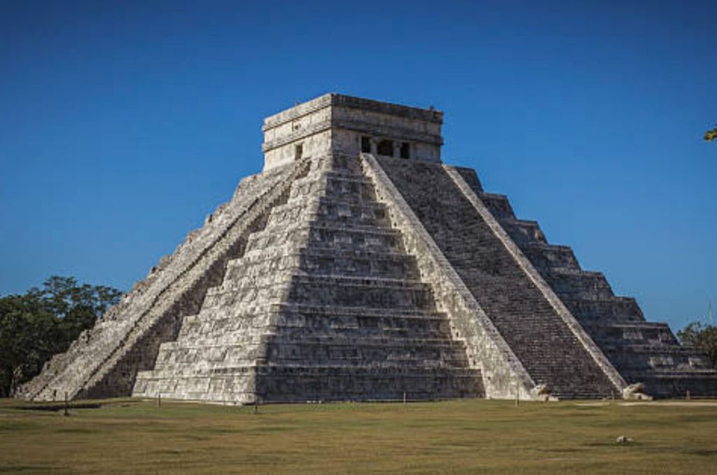 El precio para visitar Chichén Itzá en 2026 será de $104.5 pesos por persona, a partir del 1 de enero. Este cambio forma parte de una política federal para fortalecer el ingreso a través del turismo cultural, y aunque no elimina el acceso a estos espacios, sí invita a tomar previsiones al momento de organizar tu próximo viaje.