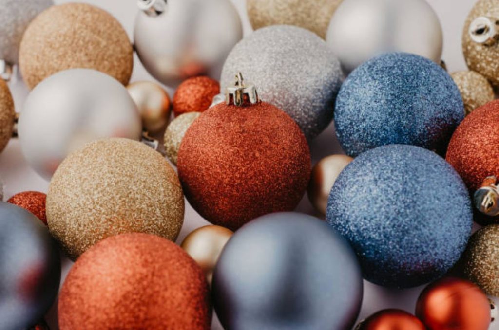 ¿Vendiste o compraste esferas navideñas y necesitas emitir factura? Aquí te explicamos cómo facturar esferas de Navidad ante el SAT en 2025, desde la clave correcta hasta los pasos en el sistema.