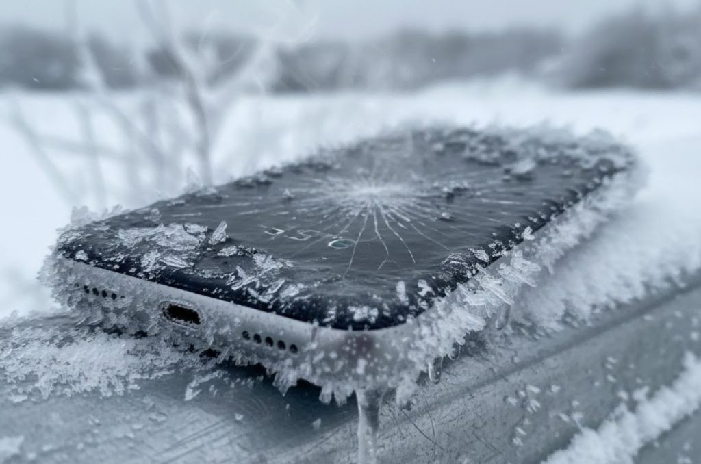 Las bajas temperaturas en CDMX no solo congelan las manos, también pueden dañar tu celular. Desde apagones inesperados hasta pantallas que no responden, el clima frío afecta más de lo que crees. Aquí te decimos cómo proteger tu iPhone (o cualquier smartphone) sin complicarte.