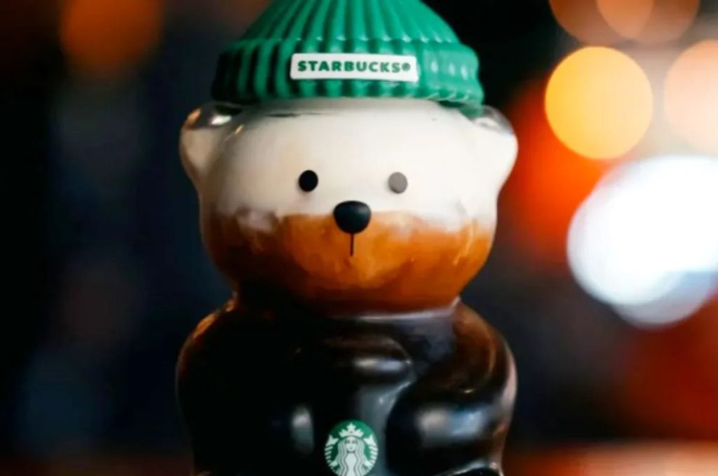 El Starbucks vaso de osito es el producto estrella de la temporada: adorable, limitado y carísimo en reventa. Por ahora, no hay confirmación de que llegue a México, pero si lo hace, prepárate para correr. Si decides comprarlo por fuera, que sea con los ojos bien abiertos… y la cartera también.