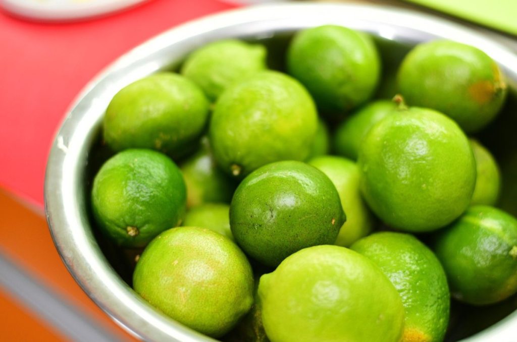 ¿Supermercados o mercados locales? Profeco revela dónde está más barato el kilo de limón y de guayaba