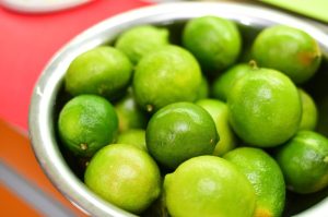 ¿Supermercados o mercados locales? Profeco revela dónde está más barato el kilo de limón y de guayaba