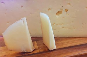 Profeco lo aprueba: Este queso manchego sí es queso, no tiene almidón y solo cuesta $19