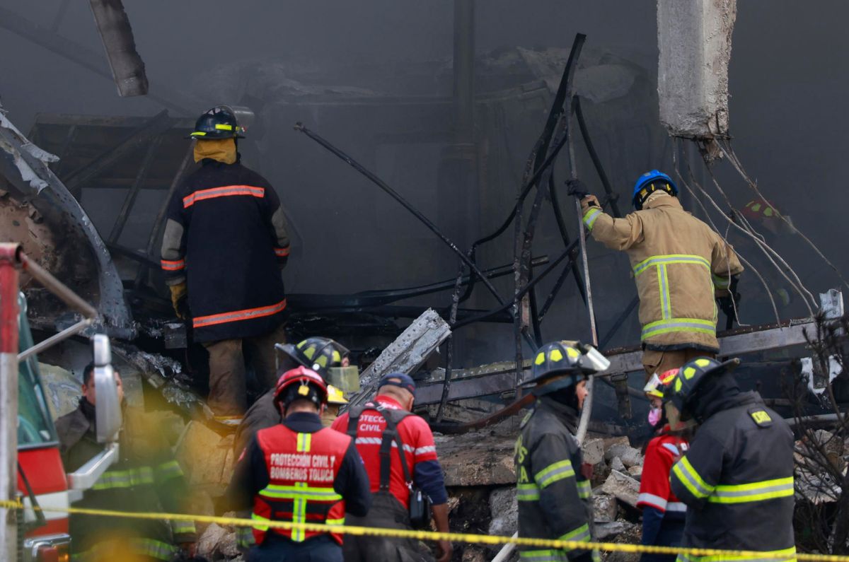Suben a siete los fallecidos tras la caída de una avioneta en el centro de México