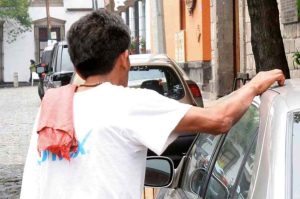 ¿Cuál es la multa a franeleros por apartar lugares en CDMX? Así puedes denunciarlos