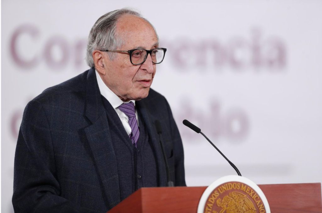 Secretario de Salud en conferencia