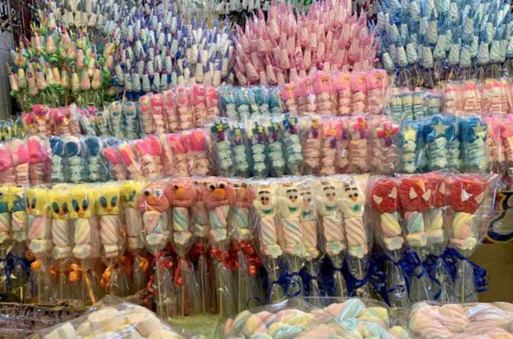 En el corazón del Centro de la CDMX hay una dulcería que lo tiene todo: gomitas de Stitch, Hello Kitty y capibaras, chocolates temáticos y precios desde $10. Perfecta para regalar o hacer negocio este San Valentín.