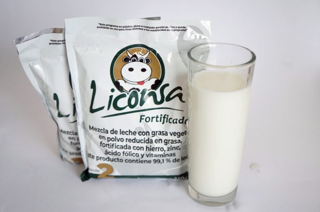 Leche Bienestar 2026 permite a familias vulnerables recibir hasta 24 litros por semana. Conoce quiénes pueden solicitar la tarjeta, qué documentos necesitas y cómo funciona la entrega.