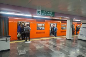 ¿Cómo puedes contagiarte de sarampión en el Metro y Metrobús y cómo prevenirlo?