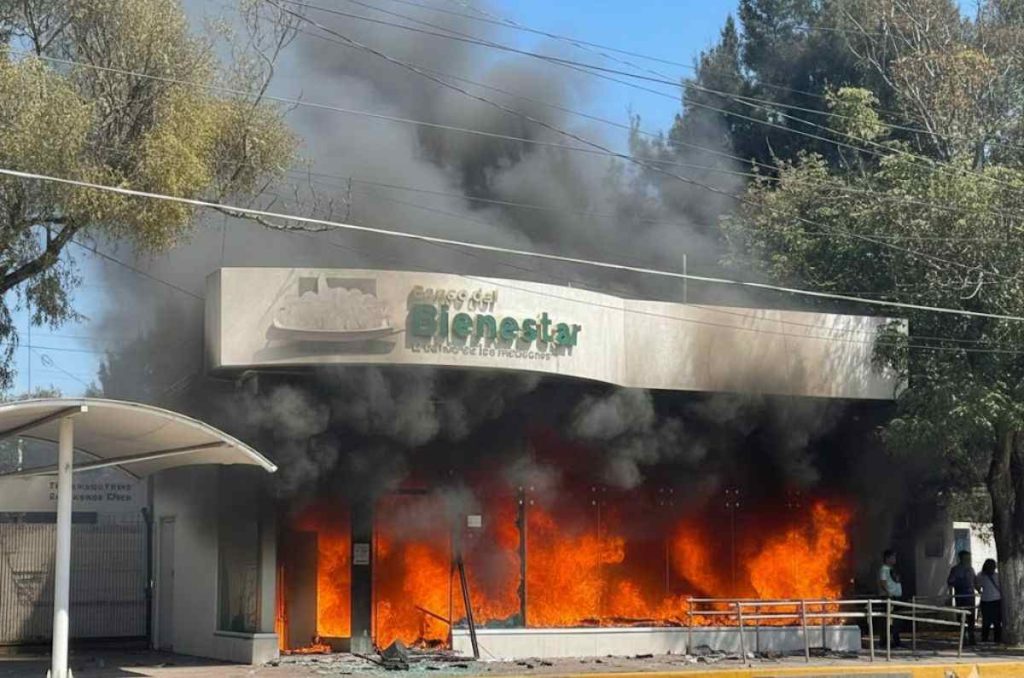 Luego del operativo en el que fue abatido “El Mencho”, autoridades reportaron daños en al menos 20 sucursales del Banco del Bienestar. En Jalisco se mantiene alerta ante posibles nuevos incidentes.