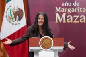 Salma Hayek: “Es momento de contar historias cuando estamos siendo atacados moralmente”